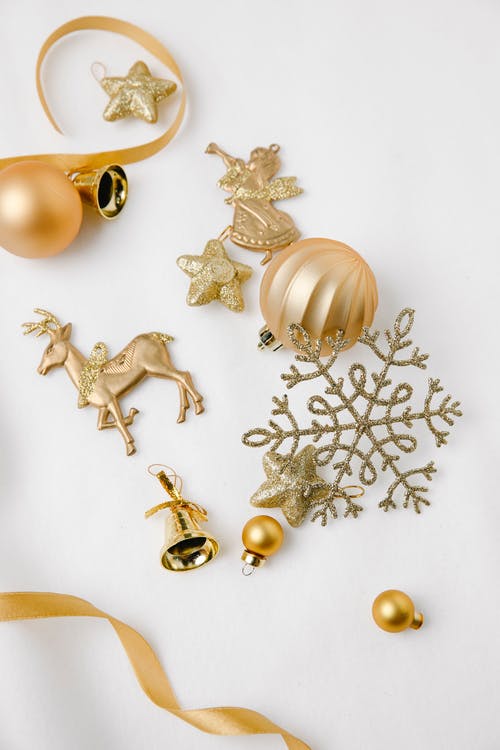 金色和银色圣诞球 · 免费素材图片