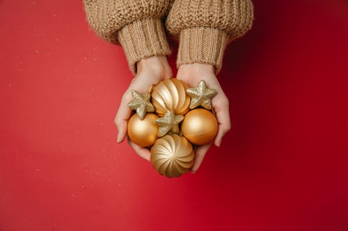 红色表面上的3个金小玩意 · 免费素材图片