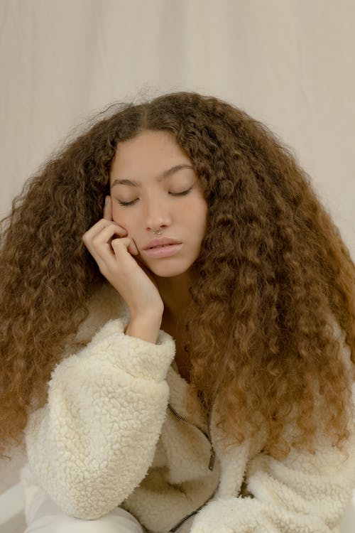 白色皮大衣的女人 · 免费素材图片