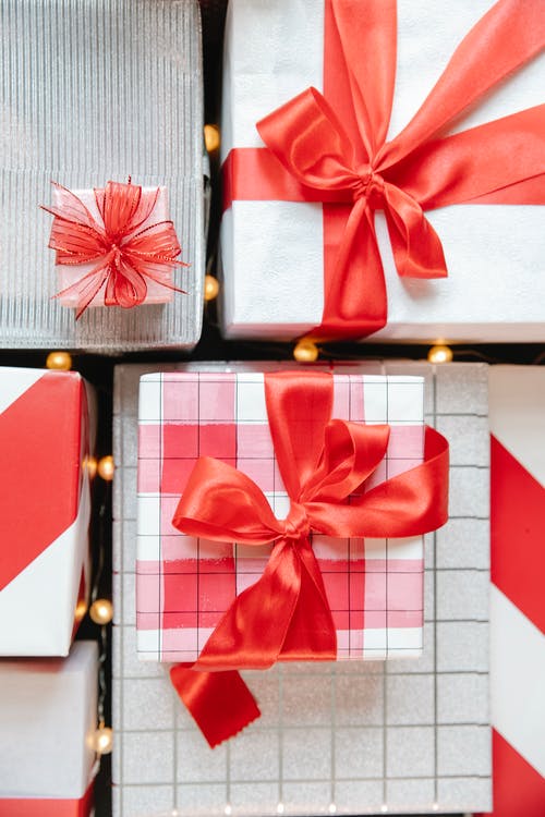 红丝带红色和白色格仔的礼品盒 · 免费素材图片
