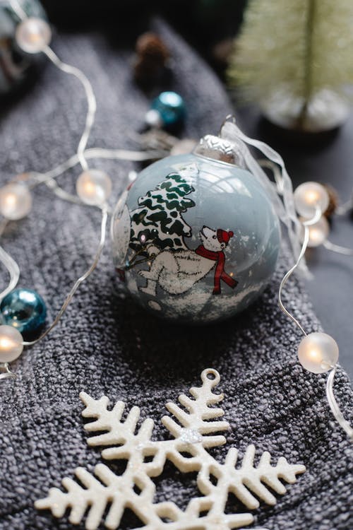 银色和白色圣诞球 · 免费素材图片