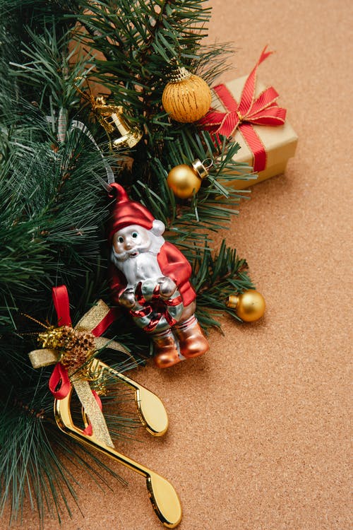 红色和白色圣诞老人公仔 · 免费素材图片