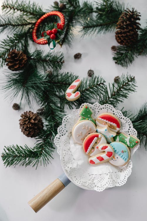 白色和红色陶瓷板的巧克力蛋糕 · 免费素材图片