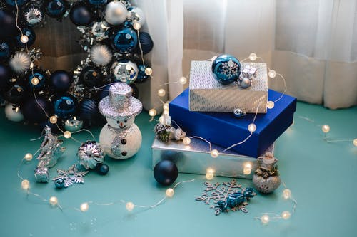 蓝色和白色圣诞球在蓝盒子上 · 免费素材图片