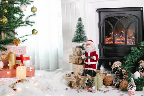 绿色圣诞树用小玩意儿和礼品盒 · 免费素材图片