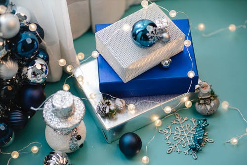 蓝色和银色礼品盒 · 免费素材图片