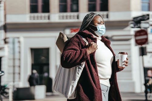 拿着白色陶瓷杯的红色和白色头巾的女人 · 免费素材图片