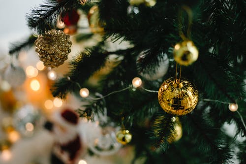绿色圣诞树与黄金的小玩意 · 免费素材图片