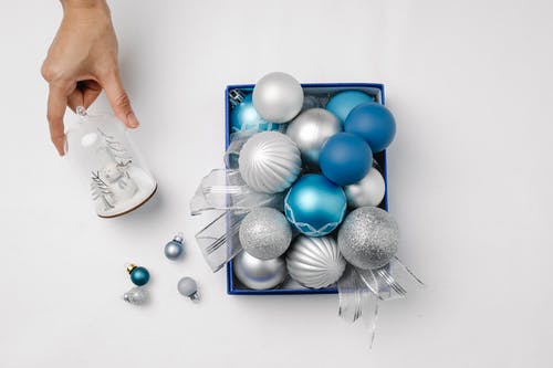 盒子里的蓝色和白色气球 · 免费素材图片