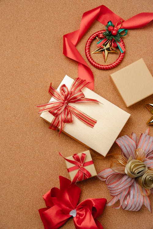 粉红和白色礼品盒用丝带 · 免费素材图片