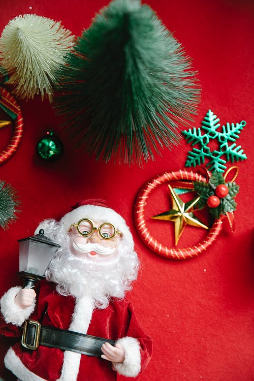 白色和红色的圣诞老人装饰 · 免费素材图片