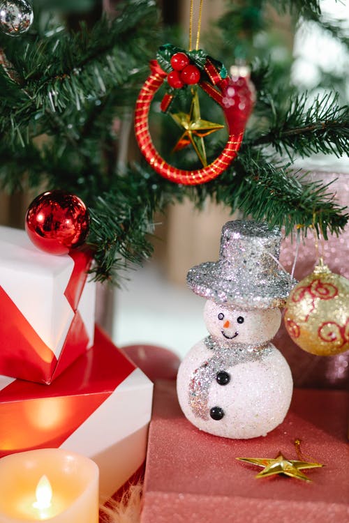 红色和金色圣诞节装饰品旁边的红色和白色礼品盒 · 免费素材图片