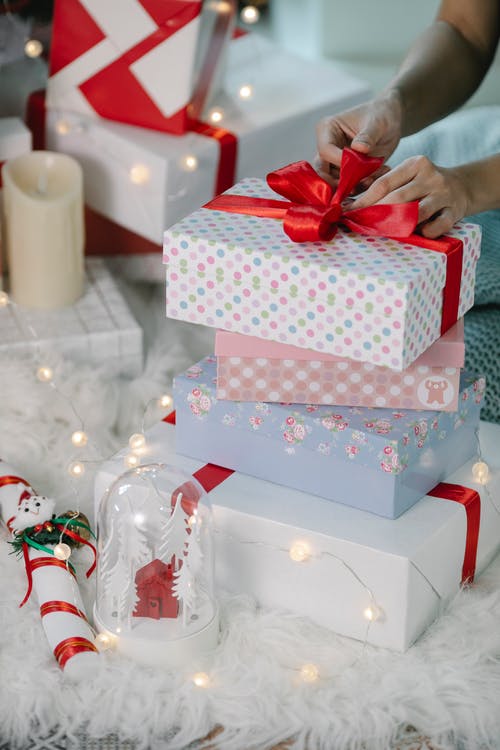 白色和粉红色的圆点礼品盒红丝带 · 免费素材图片