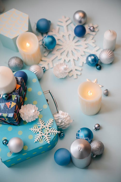 蓝色和白色的花卉陶瓷板上的白色支柱蜡烛 · 免费素材图片