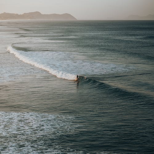 在海浪上冲浪的人 · 免费素材图片