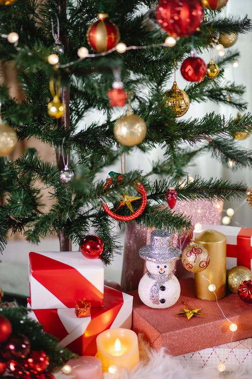 绿色的圣诞树，金色的小玩意和红色的小玩意 · 免费素材图片