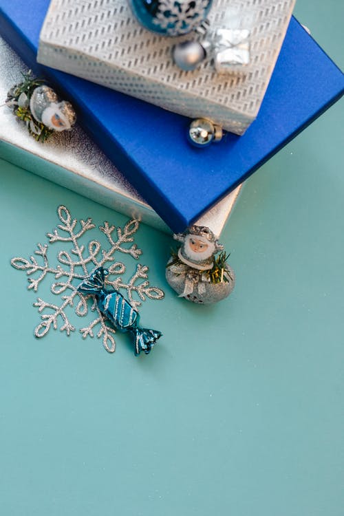 蓝色和白色的花丝带 · 免费素材图片