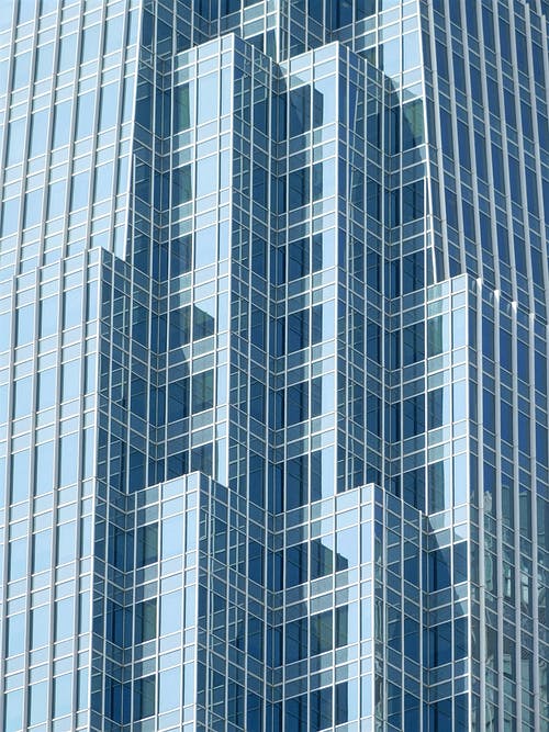 白天的现代玻璃摩天大楼的立面 · 免费素材图片