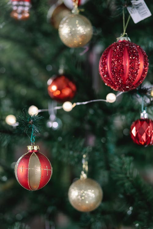 圣诞树上的红色和金色小玩意 · 免费素材图片