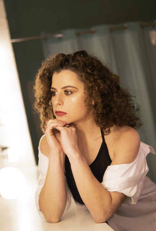 有关垂直拍摄, 女人, 室内的免费素材图片