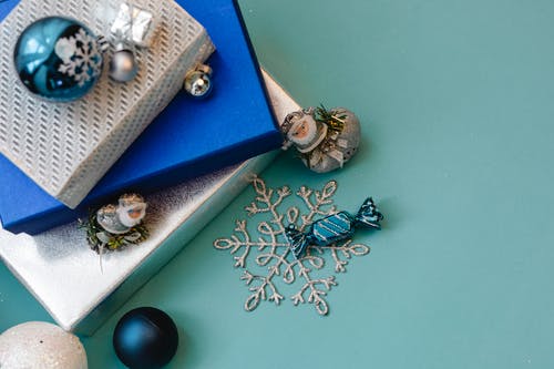 蓝色和银色蝴蝶饰品 · 免费素材图片