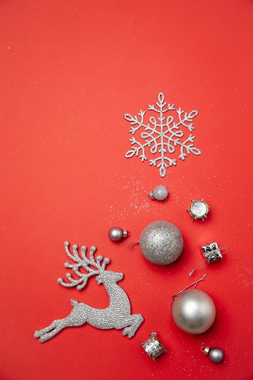 银色和红色圣诞球 · 免费素材图片