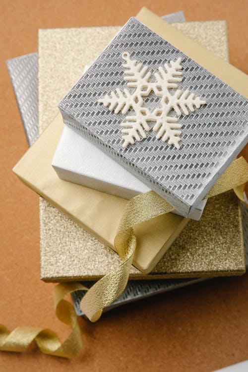 白色和灰色星星印花礼品盒 · 免费素材图片