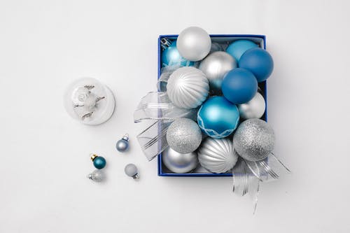 白色表面上的蓝色和白色气球 · 免费素材图片