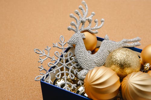 银色和白色圣诞树装饰品 · 免费素材图片