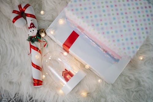 白色和红色礼品盒 · 免费素材图片