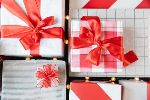 红色和白色格仔的礼品盒 · 免费素材图片