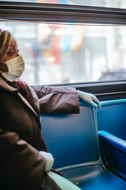 坐在蓝色汽车座椅上的棕色夹克的男人 · 免费素材图片