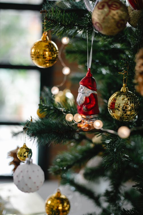 绿色圣诞树上的金小玩意 · 免费素材图片