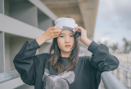 有关（顶部有小羊毛球的）羊毛帽子, 人, 女人的免费素材图片