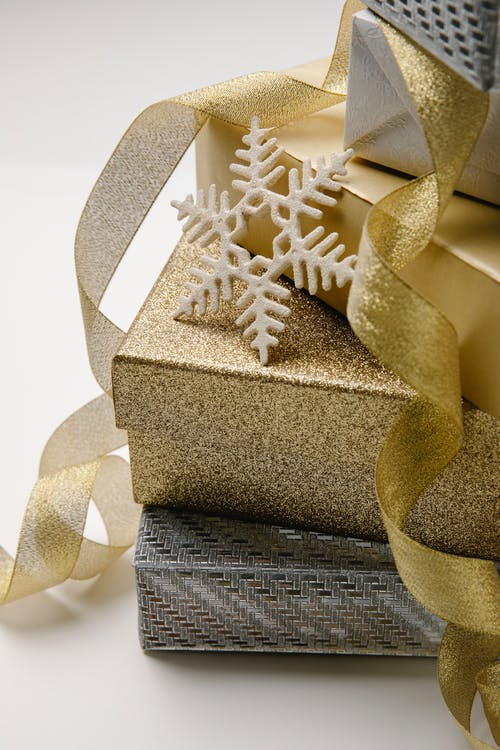 白丝带金礼品盒 · 免费素材图片