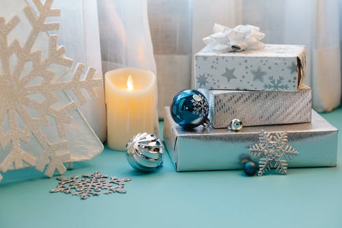 白色柱状蜡烛旁的银色和黑色圆形模拟手表 · 免费素材图片