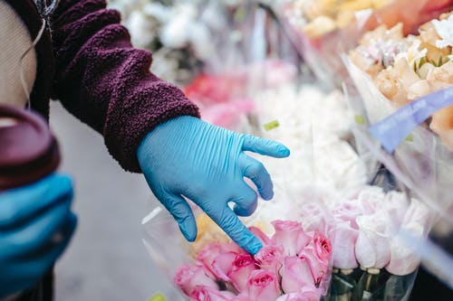 黑色的长袖衬衫，拿着粉红色的花瓣的人 · 免费素材图片