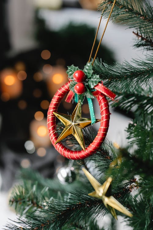 红色和黄色的串珠的饰品 · 免费素材图片