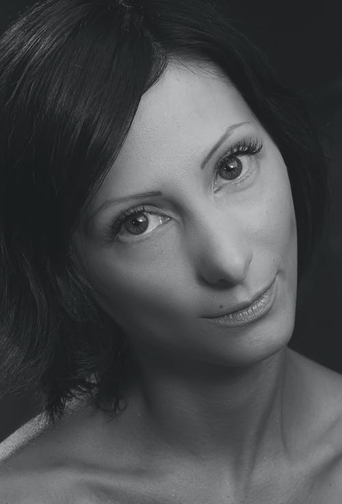 有关單色, 垂直拍摄, 女人的免费素材图片