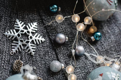 银和金串珠的项链 · 免费素材图片