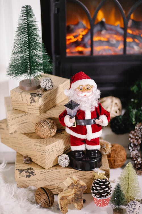 圣诞老人雕像棕色木制的桌子上 · 免费素材图片