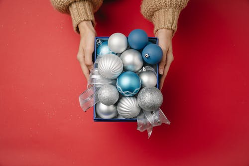 蓝框上的蓝色和白色的小玩意 · 免费素材图片