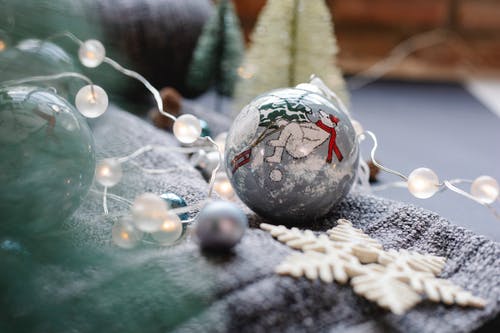 银色和白色圣诞球 · 免费素材图片