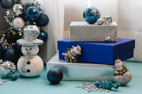 蓝色和白色的雪人和熊毛绒玩具在蓝色的桌子上 · 免费素材图片
