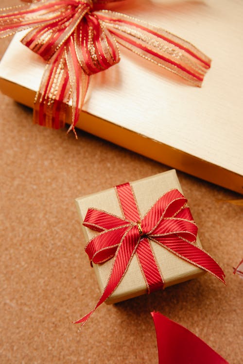 棕色的木桌上的红色和白色丝带 · 免费素材图片