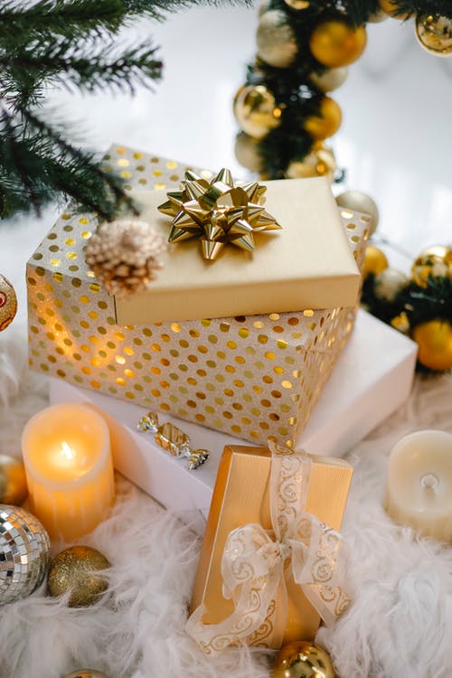 金色和白色礼品盒 · 免费素材图片