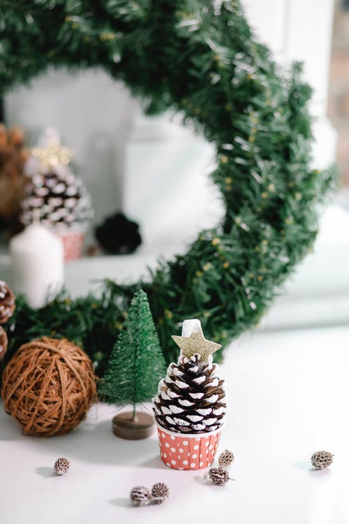 绿色圣诞树与白色天使饰品 · 免费素材图片