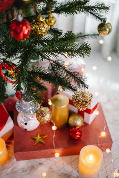 圣诞树上的金色和红色的小玩意 · 免费素材图片