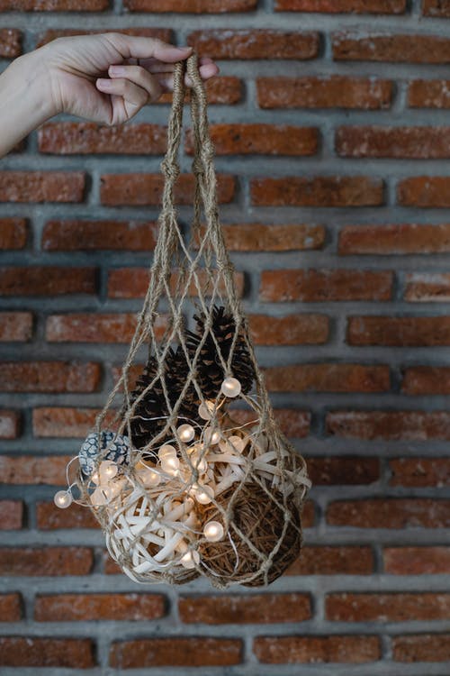 白色和黑色挂饰 · 免费素材图片