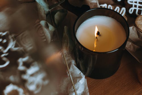 有关点燃的蜡烛, 燃烧, 烛火的免费素材图片